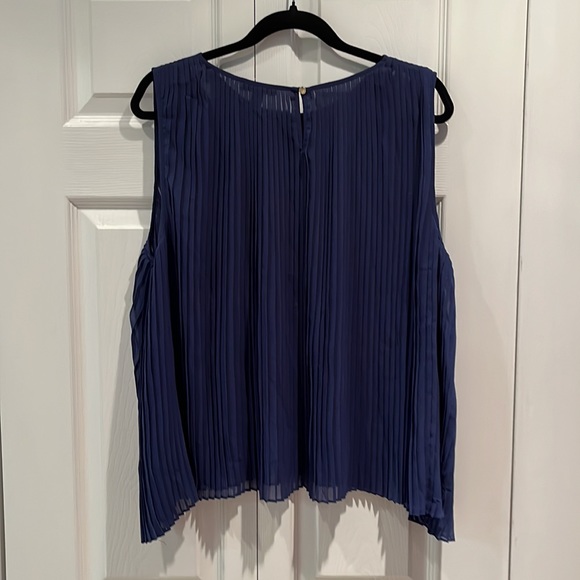 ❤️❤️SOLD Halston Blue Pleated Top❤️❤️ - Picture 3 of 5